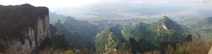 山峦叠翠的壮阔自然景观