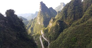 山间蜿蜒公路 壮美风光