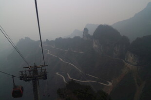 雾中索道穿梭山间美景