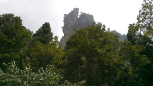 山林间耸立的独特岩石