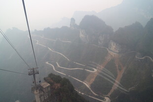 山间蜿蜒公路 云雾缭绕