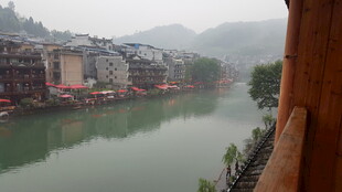 河畔古村景致