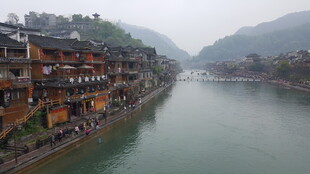 湘西河畔古朴吊脚楼景观