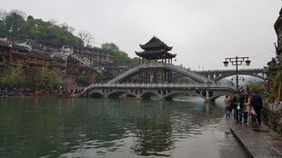 凤凰古城河畔古桥风景