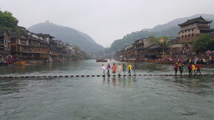 湘西水乡美景 游人漫步