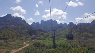 山间索道缆车穿行美景