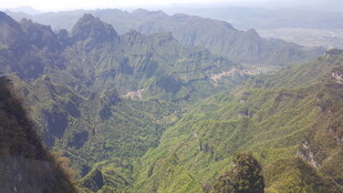壮丽山峦俯瞰美景