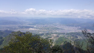 俯瞰壮丽山川城市景观