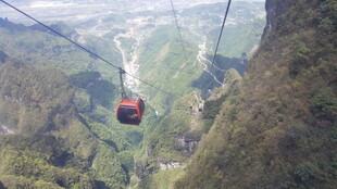 高空缆车穿梭于青山之间