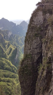 险峻山峰间的壮丽自然景观