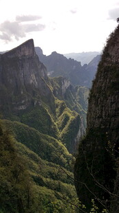 壮丽山景 峡谷间绿意盎然