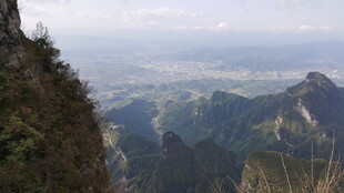 高山远眺壮丽山峦景色