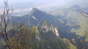 山峦叠翠的壮丽自然景观
