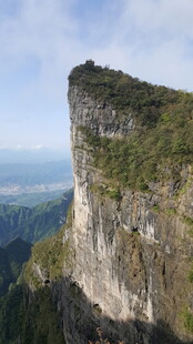 悬崖峭壁上的壮丽自然景观