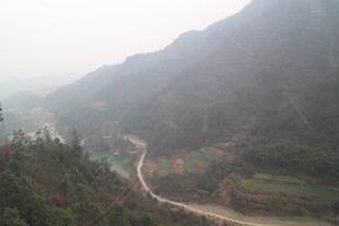 山间蜿蜒公路 朦胧美景