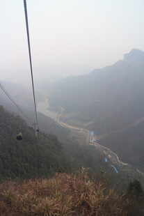 山间俯瞰朦胧河谷景色