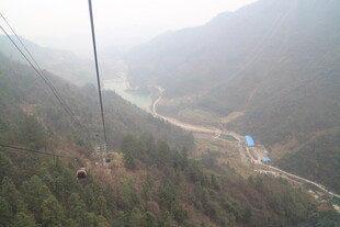 高空缆车俯瞰山间景色