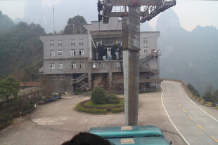 山间公路旁的建筑与设施