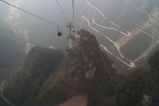高空缆车穿梭于山峦之间