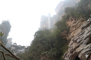 山间瀑布悬于陡峭岩壁