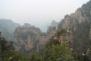 奇峰耸立的壮美山景