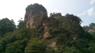 奇峰耸立山林间