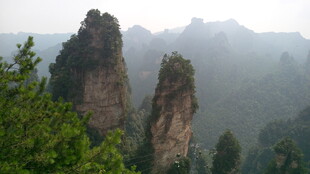 奇峰林立的壮美山林景观