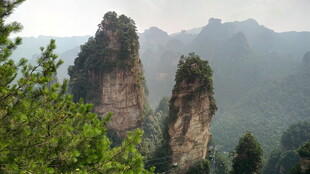 奇峰耸立的秀丽山间景色