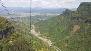 高空缆车穿梭于青山之间