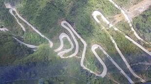 蜿蜒山间公路航拍图