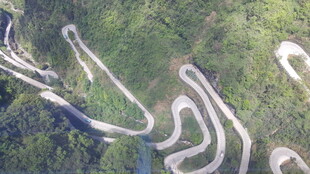 山间蜿蜒盘旋的公路