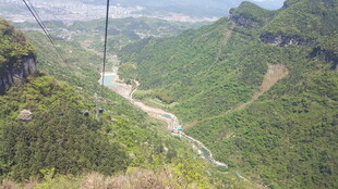 高山峡谷间的壮观桥梁