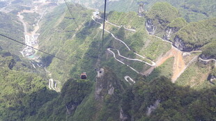 俯瞰雄伟壮观的山间栈道