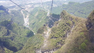 俯瞰山间蜿蜒道路美景