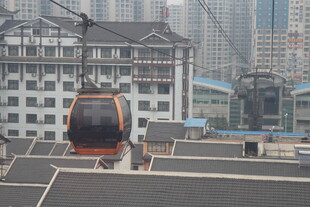 城市上空的缆车景观