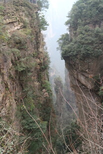 峡谷峭壁间的自然奇观