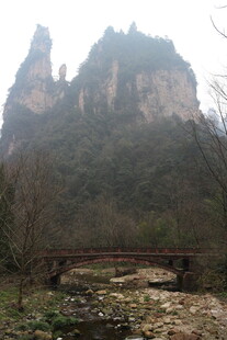 山间石桥与奇峻山峰