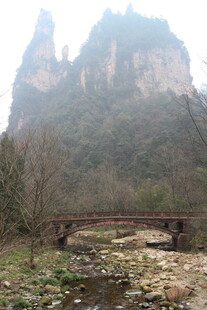 山间小桥横跨溪流美景