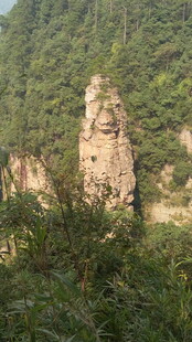 山间雄伟佛像景观