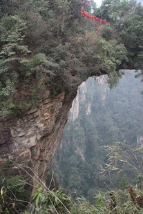 山间天然石拱景观