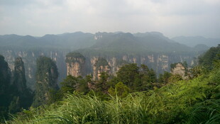 山间葱郁景致 朦胧峰林