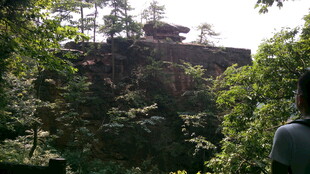 人赏山林间美景