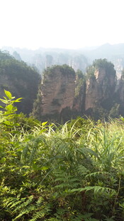 山林间的奇峻岩石景观