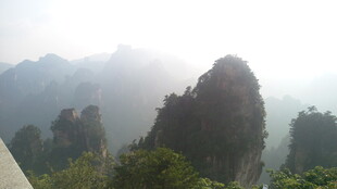 云雾缭绕的壮丽山峰