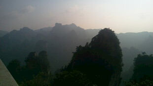 山峦叠嶂的朦胧美景
