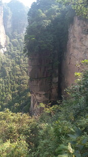 山林间的陡峭岩壁景观