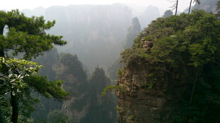 云雾缭绕的壮丽山峰景观