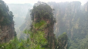 云雾缭绕的险峻奇峰