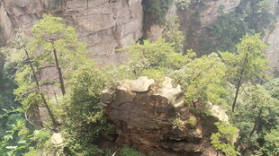 奇峰绿树间的壮美山景