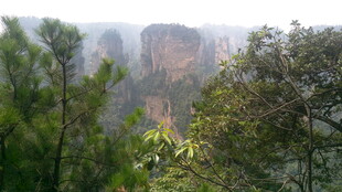 山间景色 远观巍峨峭壁